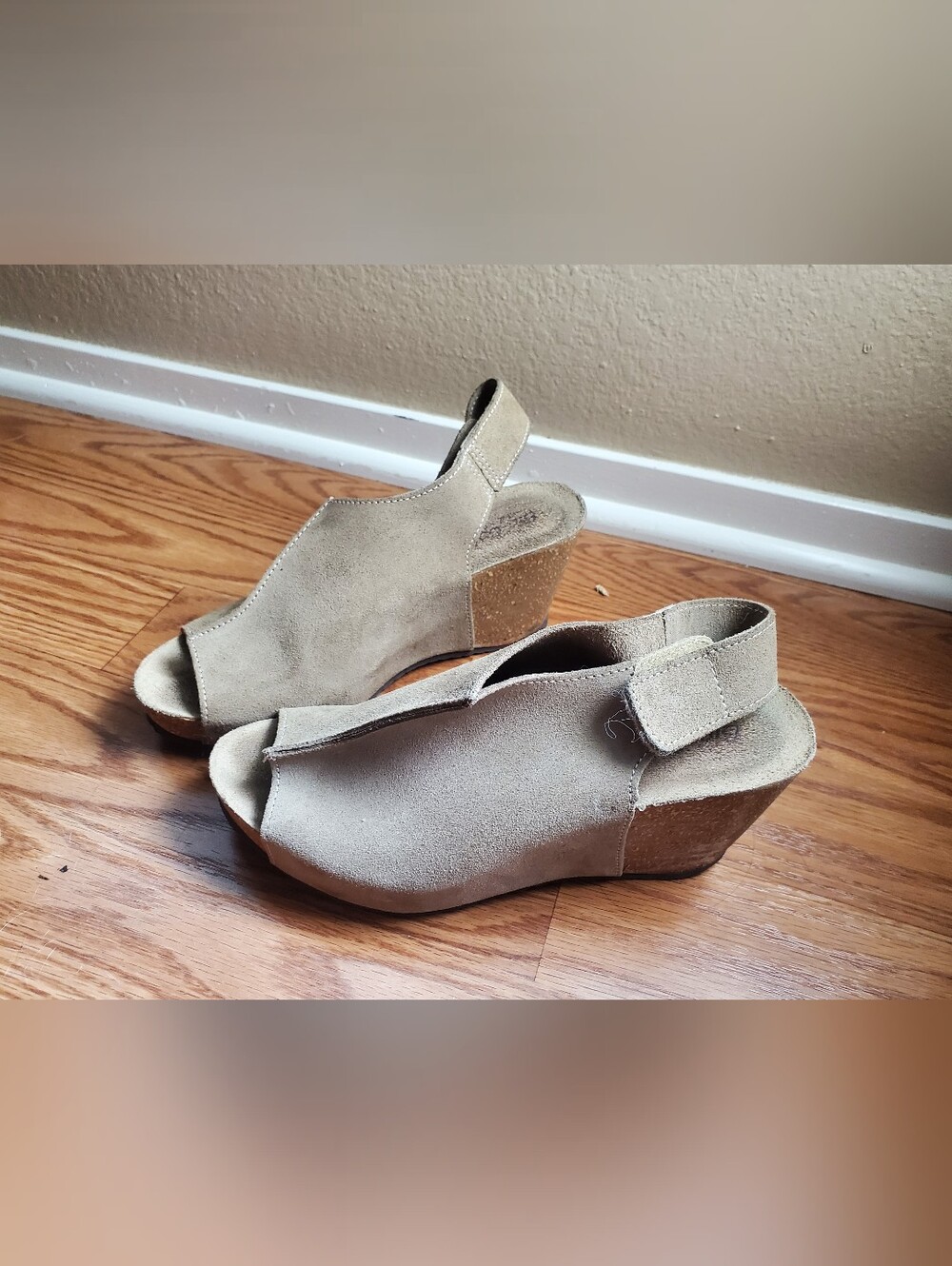 Women’s Open-Peep Wedge Sandals in Taupe Suede